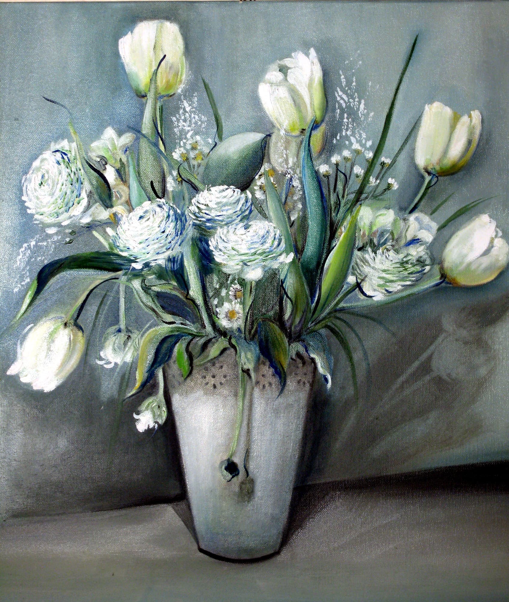 Tulipes blanches au vase gris