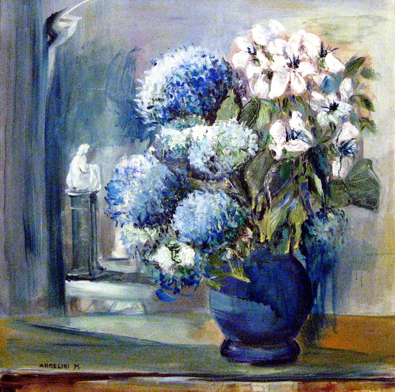 Hortensias bleus et statue